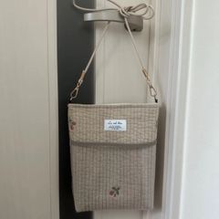 ヌビ ショルダーバッグ【イチゴ柄ベージュ】