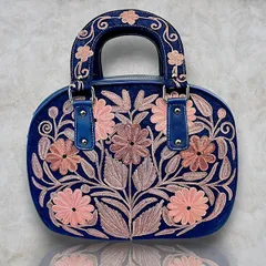 ハンドバッグ トートバッグ カバン 鞄 刺繍 シルク花柄 ブルー 紺色 ベルベット ハンドメイド カラフル フローラル モダン 和装 シック 手作り 一点もの 草花模様 エスニック レザー カシミール アリ刺繍