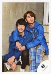 【中古】アイドル HiHi Jets/猪狩蒼弥・作間龍斗/全身・座り・衣装青赤・両手合わせ・右腕肩・階段/「JOHNNYS’ King ＆ Prince IsLAND」グッズオフショット/公式生写真