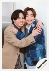 【中古】生写真(ジャニーズ) Travis Japan/吉澤閑也・松田元太/上半身・衣装ベージュ.青・抱き合い/「Travis Japan LIVE TOUR 2020 ENTER 1234567」グッズオフショット/公式生写真