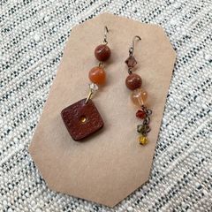 本革しかくパーツのアシンメトリーな揺れるピアス