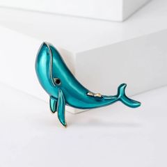 クジラ ブローチ エメラルドグリーン エナメル 鯨 魚 海 哺乳類 幸運 金運 縁起物 神秘的 海洋生物 カジュアル お揃い ギフト ペア 贈り物 贈りもの 新品