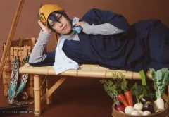 【中古】生写真(男性) 黒羽麻璃央(三日月宗近)/横型・膝上・キャラクターショット/内番衣裳/ミュージカル『刀剣乱舞』～真剣乱舞祭 2017～