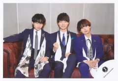 【中古】生写真(ジャニーズ) HiHi Jets/井上瑞稀・猪狩蒼弥・作間龍斗/横型・膝上/「JOHNNYS’ IsLAND THE NEW WORLD」グッズオフショット/公式生写真