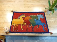 ペルシャ　ギャッベ　ラグ　希少な横柄　90x60cm　躍動感あふれる馬 RJ12600