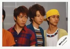 【中古】生写真(ジャニーズ) 関ジャニ∞/村上信五・大倉忠義・錦戸亮/バストアップ・横型・村上赤チェック柄シャツ・大倉カラフルシャツ緑羽織・錦戸白シャツ黄色羽織・錦戸黄色帽子・目線左/公式生写真