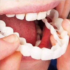 【新品・即日発送】ZHEstrW ホワイトニングブレーススマイルベニア歯メイクアップステッカー美容ツール義歯インスタントベニア上下1ペアの入れ歯が欠けている歯をカバーし、歯を整頓します