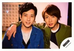 【中古】生写真(ジャニーズ) 嵐/相葉雅紀・二宮和也/横型・バストアップ・衣装青カーキ白グレー・右手肩/「青空の下、キミのとなり」PV＆ジャケ/公式生写真
