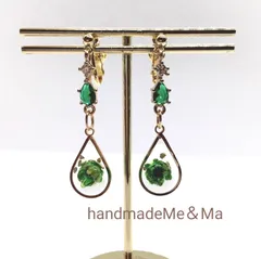 No,229 ドライフラワー入りクリアドロップのイヤリング　グリーン　ジルコニアストーン 金属アレルギー対応　サージカルステンレス