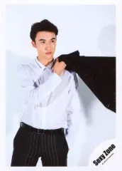 【中古】生写真(ジャニーズ) Sexy Zone/マリウス葉/膝上・衣装白・右手ジャケット・左手ポケット・目線右・背景白/「Sexy Zone LIVE TOUR 2019 PAGES」グッズオフショット/公式生写真 