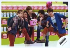 【中古】生写真(ジャニーズ) 嵐/集合(5人)/横型・片足上げ・松本右手ポップコーン・相葉衣装青.左手腰・「ARASHI LIVE TOUR Popcorn」/公式生写真