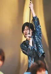 【中古】生写真(ジャニーズ) 関ジャニ∞/錦戸亮/ライブフォト・膝上・衣装青の豹柄ジャケット・両手マイクスタンド・目線下・枠無し/クリスマスパーティー限定公式生写真