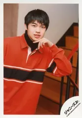 【中古】生写真(ジャニーズ) 関西ジャニーズJr./小柴陸/膝上・衣装赤・黒・左手顎・歯見せ・階段/「関ジュ 夢の関西アイランド 2020 in 京セラドーム大阪 ～遊びにおいでや!満足 100%～」グッズオフショット/公式生写真