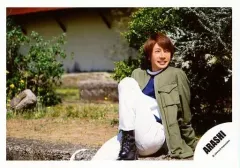 【中古】生写真(ジャニーズ) 嵐/相葉雅紀/横型・全身・座り・衣装カーキ白紺・左膝曲げ・目線右/「青空の下、キミのとなり」PV＆ジャケ/公式生写真