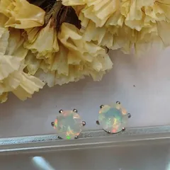 【1点もの】【サージカルステンレス】エチオピアオパール　4㎜　スタッドピアス　天然石　10月誕生石