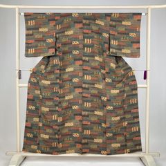 リユース着物 小紋 黒 カジュアル ちりめん 割り付け 吉祥文様 袷 絹 未洗い 【身丈】150.5cm【裄丈】62.5cm MS4133