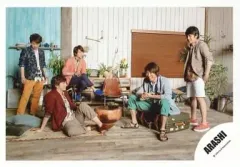 【中古】生写真(ジャニーズ) 嵐/集合(5人)/横型・全身・座り・笑顔・椅子・トランクケース・「ARASHI BLAST in Hawaii」/公式生写真