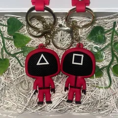 【２個セット】Netflixドラマ イカゲーム フロントマン ピンクガード 薄型ver キーホルダー ストラップ 全４種