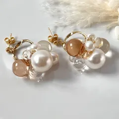冬の雫の実✿︎ ラテカラー と 大粒パール ゆらゆらピアス 、大ぶりイヤリング