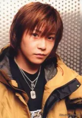 【中古】生写真(男性) w-inds./緒方龍一/バストアップ・ジャケット黄色・衣装黒・背景グレー・ネックレス・枠無し/公式生写真