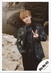 【中古】生写真(ジャニーズ) Kis-My-Ft2/千賀健永/膝上・衣装白黒・左手ピース/17夏 コンサートパンフ＆グッツ撮影オフショット/公式生写真