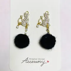 ハンドメイド　　キラキラ猫ちゃん&ブラックファーボール〈ピアス/イヤリング〉