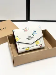【今日特価】COACH トリフォールドウォレット, プリントデザイン, 高級レザー使用, コンパクトで実用的なデザイン [本日特価|新品未使用品]