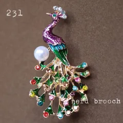 カラフルな孔雀のブローチ　ツヤツヤ パール 鳥 動物 華やか 上品 キラキラ 豪華 ドレス 生き物 カラフル 大人 アニマル コサージュ 新品未使用 NerD