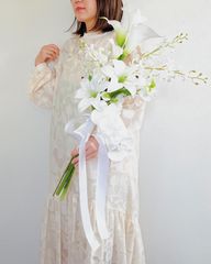 ホワイトカラーと百合の縦長ブーケ　ウェディングブーケ　ブートニア付　造花　カラー　胡蝶蘭