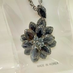 ネックレス【FASHION JEWELRY】カラーストーン（黒・花型）