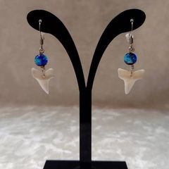 [新品・人気]サメの歯(小)ピアス‼️沖縄ホタルガラス付き♫