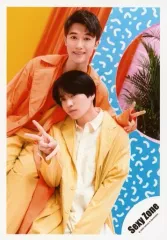 【中古】生写真(ジャニーズ) Sexy Zone/マリウス葉・菊池風磨/膝上・座り・衣装黄色.オレンジ・マリウス左手ピース・菊池右手ピース/「Sexy Zone POP×STEP!? TOUR 2020」グッズオフショット/公式生写真