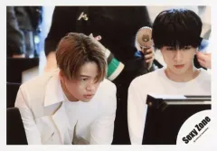 【中古】生写真(ジャニーズ) Sexy Zone/菊池風磨・中島健人/横型・バストアップ・衣装白・両手下・目線モニター/アルバム「PAGES」MV＆ジャケ写オフショット/公式生写真