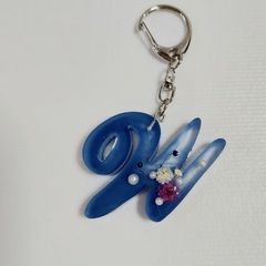 アルファベットキーホルダーW(くすみブルーぼかし)