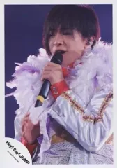 【中古】生写真(ジャニーズ) Hey! Say! JUMP/知念侑李/ライブフォト・上半身・衣装白銀金・羽根飾り・ファー・左手マイク・目線左/公式生写真