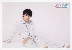 【中古】生写真(男性) 超特急/タカシ(松尾太陽)/横型・全身(足見切れ)・座り・パジャマ白青・体右向き/「BULLET TRAIN CHRISTMAS ONEMAN SHOW 2016 愛す。in Wonder Land」生写真 第21弾