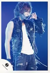 【中古】生写真(ジャニーズ) Kis-My-Ft2/千賀健永/ライブフォト・膝上・衣装黒・目線右・背景青/公式生写真