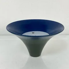 美品 池坊 青紫色系曲線デザインの陶器花器 変形 三口 剣山(小)二個付き 美品 池坊 青紫色系曲線デザインの陶器花器 変形 三口 剣山(小)二