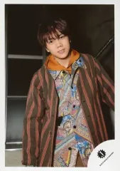 【中古】生写真(ジャニーズ) 7 MEN 侍/佐々木大光/膝上・衣装黒・赤・青・両手下・首傾げ・歯見せ/「Johnnys’ ISLAND」グッズオフショット/公式生写真