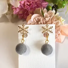 ノンホールピアス(樹脂イヤリング)　フロッキーボールとスノー　(60)