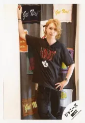 【中古】生写真(ジャニーズ) ジャニーズWEST/藤井流星/膝上・衣装黒・右手上げ・左手腰・足交差/神山智洋・藤井流星・小瀧望 海外(ロサンゼルス)オフショット/公式生写真