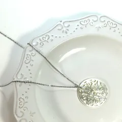 マザーオブパール ホワイトシェル 30mm 透かし彫り ゴシック系 真珠母貝 金属アレルギー対応 ステンレス ネックレス チェーン 1.2mm 小豆チェーン 選べる 35～80cm サージカルステンレス 彼女 母の日 贈り物 レディース クリスマス かわいい