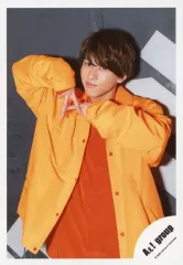 【中古】生写真(ジャニーズ) Aぇ! group/末澤誠也/上半身・衣装オレンジ.黄色・両手上げ・顔傾げ/Johnnys’ ISLAND STORE グッズオフショット’20夏/公式生写真