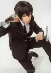 【中古】生写真(男性) 岸本勇太(雲雀恭弥)/全身(足見切れ)・衣装黒・両手トンファー・左膝立て・背景白・キャラクターショット/「『家庭教師ヒットマンREBORN!』the STAGE」トレーディングブロマイド