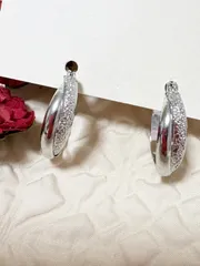 シルバーカラー デザインフープピアス チタンポスト　つけっぱなし