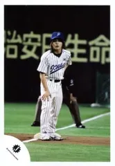 【中古】生写真(ジャニーズ) Hey! Say! JUMP/山田涼介/全身・ユニフォーム白・帽子・右手膝・左手後ろ・背景緑/公式生写真