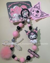 KUROMI 🖤 リボンファースマホストラップ クロミちゃん キーホルダー バッグチャーム キーリング ハンドリング 手首 携帯ストラップ スマートフォン用 アクセサリー  ファー リボン ビーズ マスコット フィギュア ふわふわ もこもこ 小物 雑貨 韓国