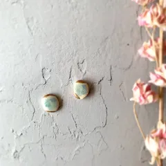 淡色 お花 絵付 金継ぎ 陶器 ピアス イヤリング ノンホールピアス ゴールド 金 ホワイト 白 水色 ライトブルー 小ぶり 小さい オフィス シンプル ギフト プレゼント 贈り物 母の日 誕生日