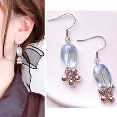 【 イヤカフ / ピアス / イヤリング 】 クリア ブルー 揺れる ガラス シルバー ビーズ アレルギー対応 夏 水色 耳飾り