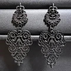 [60mm〜] 透かし模様が美しいエスニックピアス（ブラック）ボヘミアン ジプシー ダンス ゴシック ロリータ 舞台 衣装 パーティ 映画 BO-022-BK